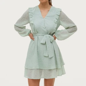 Volang klänning  - Säljer denna klänning från Ellos då den inte kommer till användning. Den är aldrig använd och i perfekt skick. Jag är 164 cm och den är lite lång på mig. Nypris 599kr.