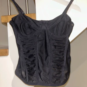 Festtop från hm  - Jättecool festtop från hm!! Helt ny, har prislappen kvar ⭐️ nypris 229kr