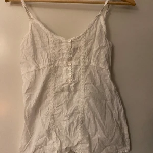 Babydoll linne - Vitt gulligt linne som jag köpte från Sellpy i somras! Bara använt en gång av mig, passar nog storlek XS-S :) 