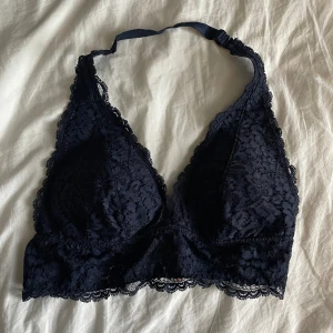 Blå bh/topp  - Mörkblå bh/topp från hunkemöller.  Använd en gång, inga missfärgningar eller skavanker.  
