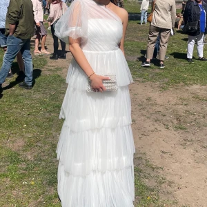 Balklänning - Säljer min älskade balklänning från by malina! Använd en gång. Uppsydd så den passade mig som är 170cm och hade cirka 6cm höga skor! Inga defekter 