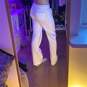 Stella Sweatpants🤩 - Stella Sweatpants från Lager 157!💞 Har använt de några få gånger men har inga defekter. Säljer för att de är för korta för mig, jag är 174 cm. Nypris 200 kr, mitt pris 80 kr😍  Skriv till mig för fler frågor🫶🏼