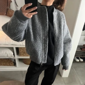 Jacka - Säljer denna jacka från hm, använd en gång. Inte mina bilder så skriv för fler! 