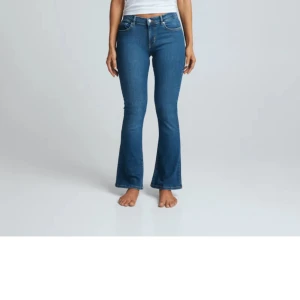 Low Flare 580 jeans - Aldrig använda alltså nyskick, köpta för 599kr, storlek S waist 32. Mitt pris är riktigt bra då de aldrig är använda ❤️