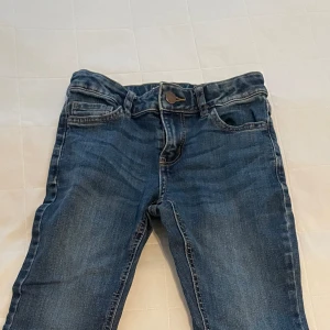 Lågmidjade boot cut jeans  - Säljer dessa lågmidjade mörk blå boot cut jeansen från Lindex. Sitter jätte snyggt men lite små i storleken💕