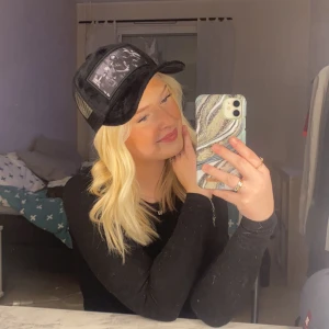 Centauri keps  - En helt ny centauri keps, säljer åt min kille som inte han skicka tillbaka den så den e helt använd ligger kvar i påsen, ny pris 450 men säljer för 300