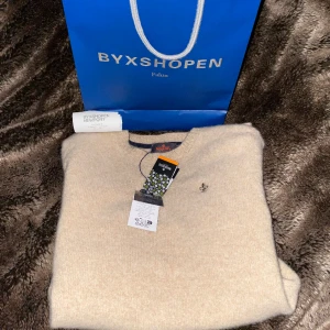 Morris tröja - Superfin lurvig Morris tröja. Köptes förra veckan men råkade tvätta fel så den vart lite mindre (därför priset). Är du under 170 passar den förmodligen. Nyskick utom att den är mindre. Skulle säga att den är XS. Nypris - 1899kr