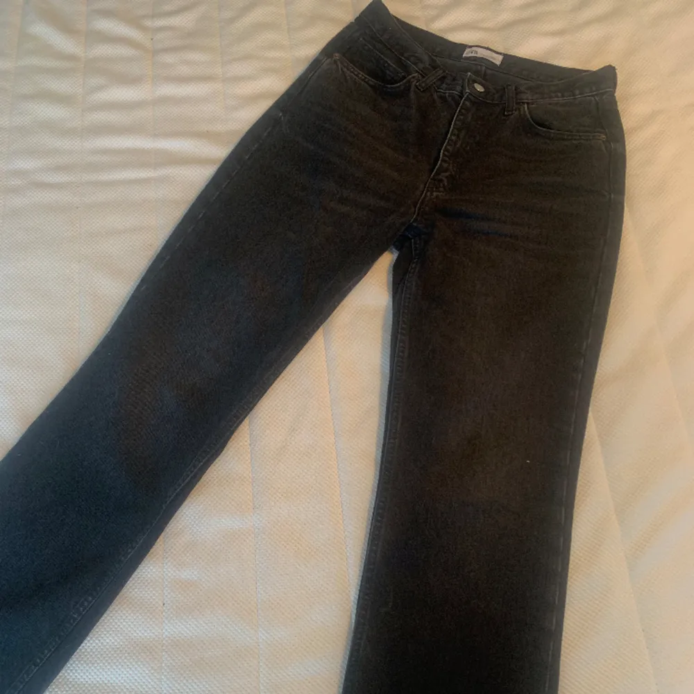 Svarta/gråa raka jeans från Zara, storlek M. Perfekt passform, endast använda ett fåtal gånger. Köparen står för frakt. . Jeans & Byxor.