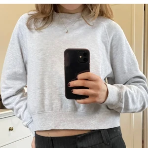 Sweatshirt Brandy Melville - Från Brandy Melville! Perfekta tröjan, passar till ALLT🤌🏽💗skick 6/10 därav billig