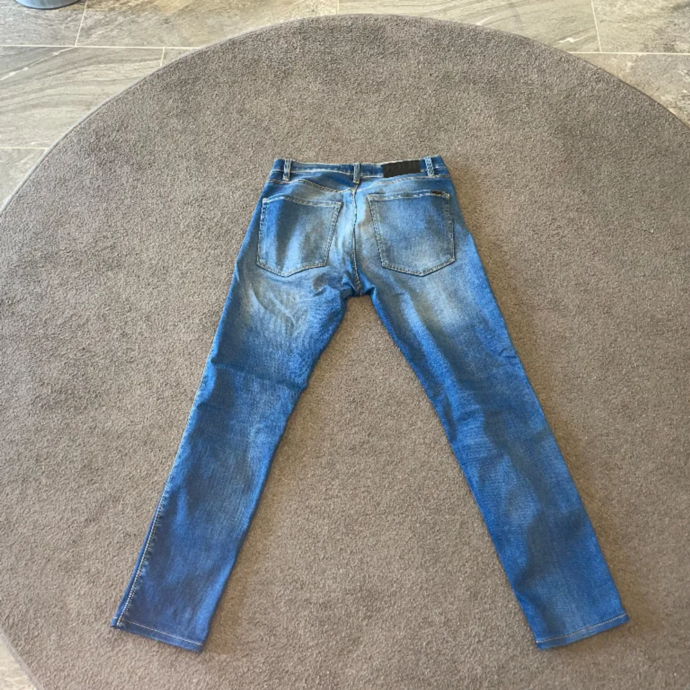 Super snygga Hugo Boss jeans i storlek 29/32 men de är små i storleken så de  motsvarar ungefär en 164 i barnstorlek. Passar för dig som har xs i herr storlek. Skick 9/10. Köpta för 2000 kr. Självklart äkta! Tveka inte på att höra av dig vid frågor!. Jeans & Byxor.