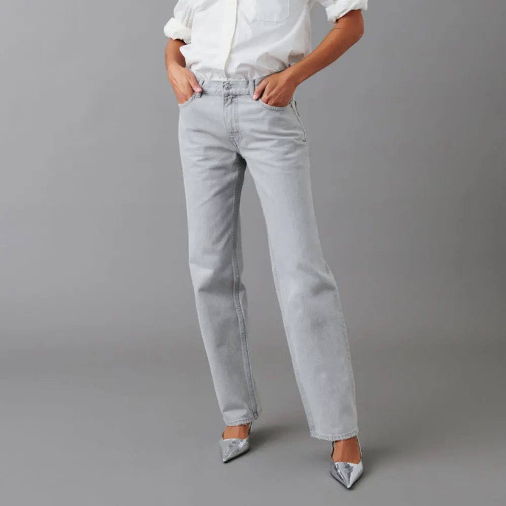Ljusgrå, raka jeans från Gina Tricot i storlek 34. Perfekt i längden för mig som är cirka 165 cm lång. Priset på hemsidan är 500kr. Väldigt gott skick, nästan aldrig använda. . Jeans & Byxor.
