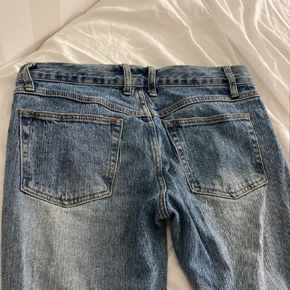 Jättesnygga brandy jeans, tyvärr förstora för mig💗 endast ett litet hål (se bild 3) annars bra skick💗 skriv vid frågor . Jeans & Byxor.
