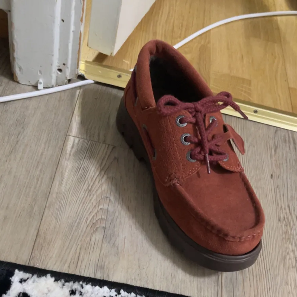 Oanvända Röda Kickers skor i storlek 41 med original paket . Skor.