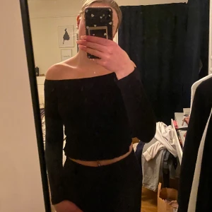 Off shoulders topp - Super fin off shoulder topp från gina. Super skönt material och passform. Bra skick