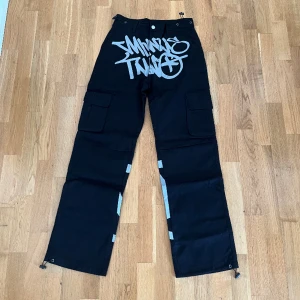 Minus Two Cargos - Säljer Minus Two cargos. Storlek M och är i bra skick. Om du har några frågor eller vill ha mer bilder, skicka bara ett dm! 😁