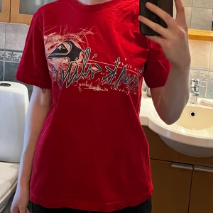 Röd quiksilver tröja - Sparsamt använd