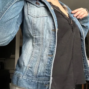 Jeansjacka - Vårig jeansjacka! Köpt på second hand så vet inte vilket märke det är🥰