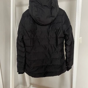 Everest skidjacka strl 38 - Everest skidjacka i dun (75%dun, 25% fjäder) med fast luva. Strl 38, fint skick. 