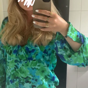Sommarblus  - Säljer denna fina blus då den inte kommer till användning, perfekt nu till våren och sommaren💖💖