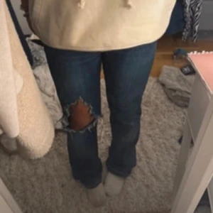 Lågmidjade bootcut  jeans  - Jätte snygga Lågmidjade bootcut jeans i mycket bra skick . Passar till allt å jätte fin detalj med hål❤️