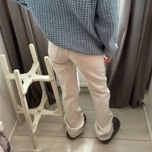 Vita baggy/bootcut jeans - Baggy/bootcut jeans storlek 24 från bikbok, skulle säga att dem passar nån som är 160-168 beroende på hur man vill ha dem (hon på bilden är 158)