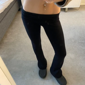 Yoga pants - Svarta yoga pants från Gina. Storlek xxs men dom är mer som en xs. Knappt använda.