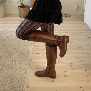 Vintage stövlar knähöga bruna läder (?) - Supersnygga stövlar! Storlek 39. Tror det är äkta läder men kan inte lova något. Skickas i originallådan 