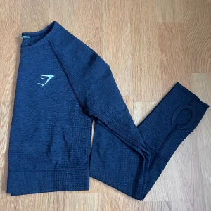 Svart topp - Svart croppad och långärmadtopp från Gymshark. Använd ett fåtal gånger.