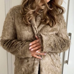 Pälsjacka🤎💋💄 - Supersnygg pälsjacka🤎🫦Jackan har ett hål på insidan men som inte är märkbart utifrån! Annars bra skick💋Storlek: 38. Köp direkt via ”köp nu” knappen