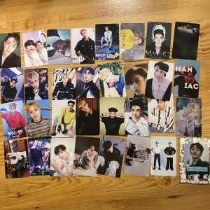 bang chan lomocards - bang chan lomocards från random eras. 40 kr + frakt för alla^^ om du bara vill ha några dma så diskuterar vi pris💗
