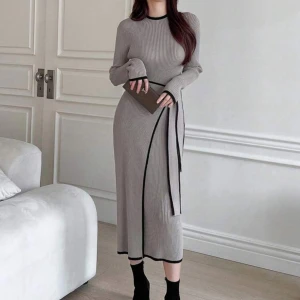 Klänning  - En kaki klänning med knytning bälte 