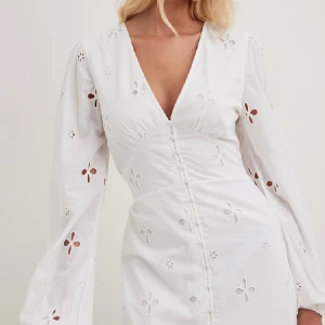 Studentklänning - Säljer en studentklänning i nytt skick, endast använd en gång 💞 Just nu helt slutsåld på nakd!!! 