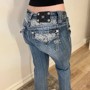 Miss me jeans  - Lågmidjade miss me jeans i stilen cuffed capri, midjemåttet tvärs över är är 40cm och Innerbenslängden är 67cm❤️