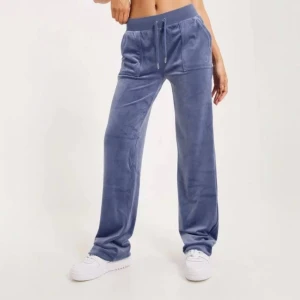 Juicy couture byxor - Säljer mina jättefina juicy byxor eftersom jag har slutat använda dom! Inga defekter alls och är i storlek XS 💗