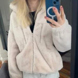 Bershka Pälsjacka - Ny pälsjacka från Bershka med dragkedja i fuskpäls. Storlek Xs i herrstorlek.   Säljer då jag har en liknande 💞