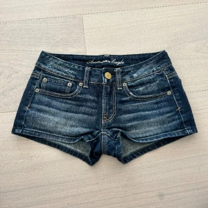 Jeansshorts - Superfina lågmidjade jeansshorts i fint skick ❤️köpte här på Plick och säljer då de tyvärr var för små. Skriv privat vid funderingar om mått och sånt! 💕💕 priset kan diskuteras 