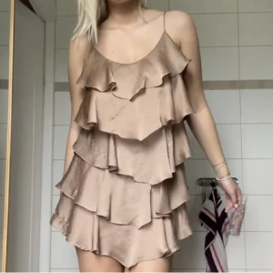 Volangklänning - Så fin brun klänning från HM som tyvärr inte har kommit till användning, använd gärna köp nu💗