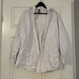 Lång vit skjorta. Tvättar innan jag skickar den. 
