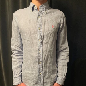 Ralph lauren 100% linne skjorta - Säljer denna fräsha skjorta från Ralph Laurent. Det är 100% linne och nypris ligger på ca 2200kr. Skick 9/10 använd en gång. Storlek S men sitter som M. Skriv för funderingar:)