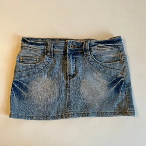 Superfin jeanskjol - Säljer denna superfina jeanskjolen som är ifrån Lonky. 
