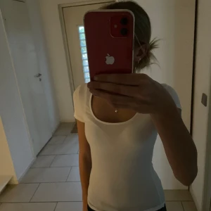 Basic tröja - Simpel och snygg low cut vit tröja som är en bra basic att ha i sin garderob!🤍💘 