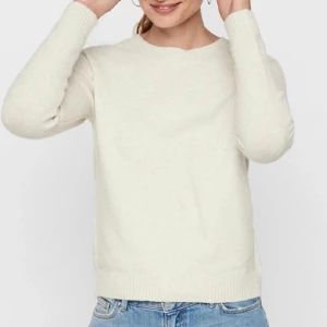 Stickad tröja  - jätte fin stickad tröja. Använd få tal gånger men inget tecken på det. Jätte fin och mysigt material. Märket är Vero Moda.
