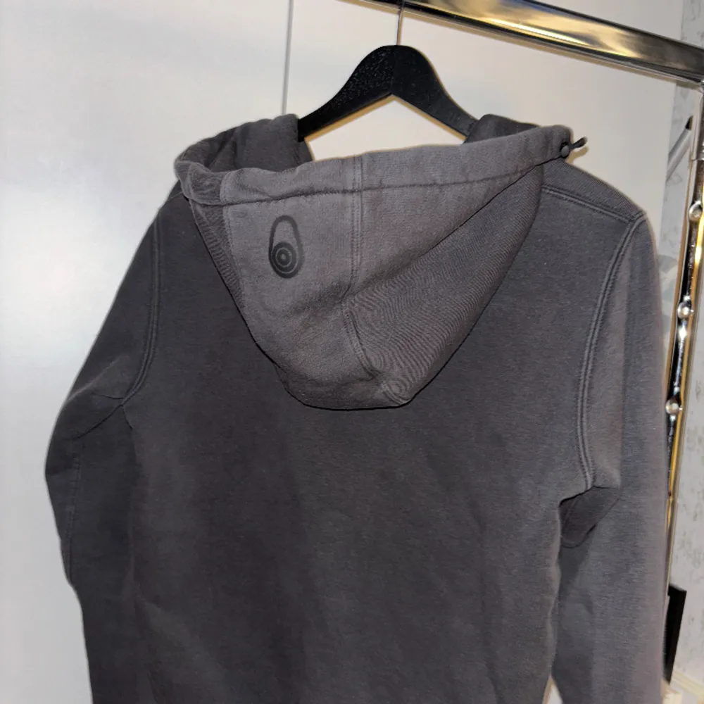 En svart sailracing zip hoodie storlek 170 knappast använd . Hoodies.