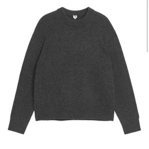 Arket tröja  - Arket tröja köpt perfekt för våren  Använder ej så den är för stor på mig! 🙌 tröjan är näst intill oanvänd😍 Skriv för mer bilder eller frågor🤩   