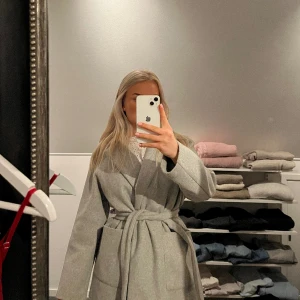 Kortare kappa  - Snygg kortare kappa från zara. Storlek XS men passar S också. Köpt för 399kr