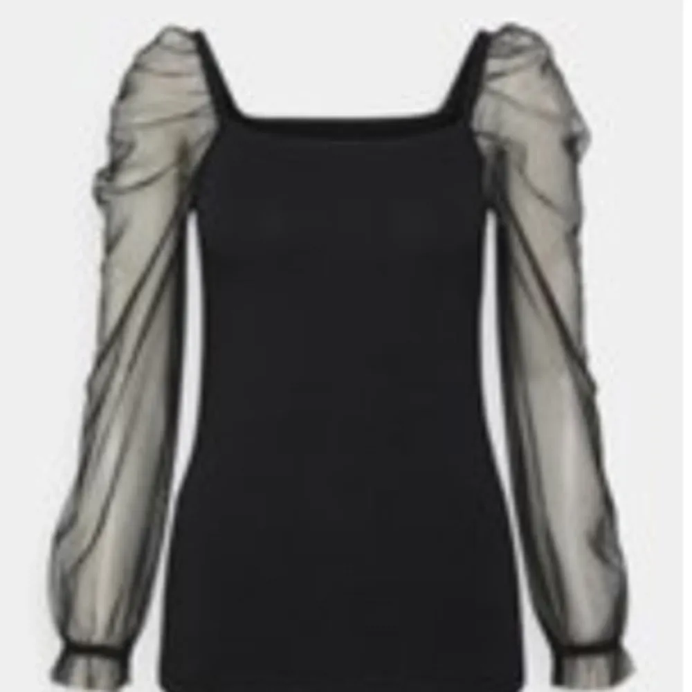 Superfin festtopp!! Man kan även stylea denna med en minikjol i svart så ser det ut som en supersöt klänning!!. Tröjor & Koftor.