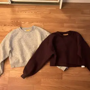 Säljer dessa två jätte fina sweatshirten, då de är för små för mig. Den bruna är avklippt där nere. Använda några gånger så i ett väldigt fint skick. Skriv vid intresse☺️
