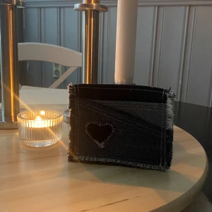 Plånbok - En handgjord plån bok gjort av 100% återvunnet material. Håll stilen uppe och bidra till en positiv miljöpåverkan. 🩵