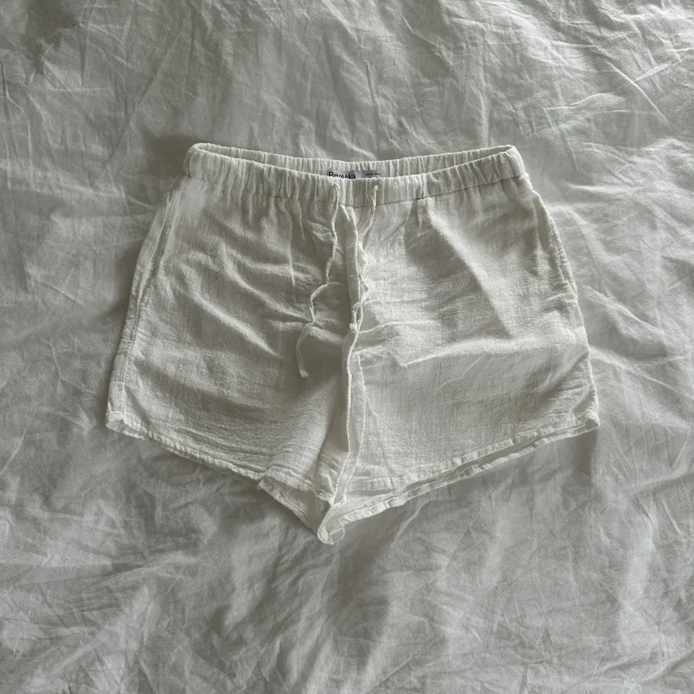Säljer dessa jättefina linne shortsen ifrån BERSHKA. De är knappt använda och i mycket bra skick.. Shorts.