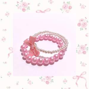 Super gulligt armband set med rosa och vita pärlor (plast) Ca 15-18cm -handgjort och oanvänt- Kontakta innan köp för frakt med frimärke(15kr)